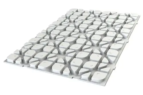 Weiße Platte mit erhabenen, geometrischen Mustern, hergestellt von Roth, geeignet für Konstruktionen im Trockenbau.